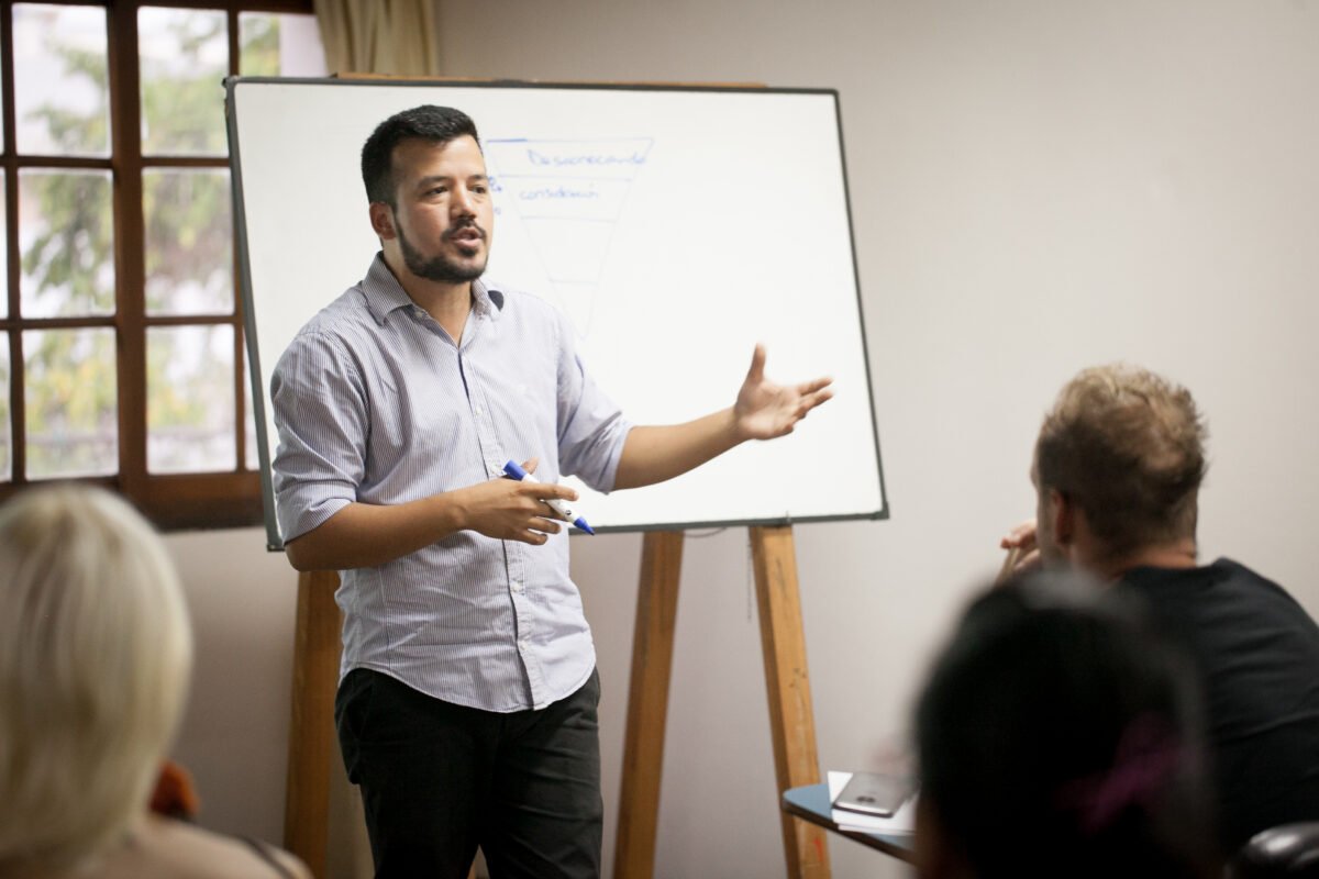 Soy José María Gómez, consultor en marketing digital y estrategias de negocio. Hace más de una década acompaño a empresarios, comerciantes y profesionales de distintos sectores —desde concesionarias y distribuidoras, hasta clínicas estéticas, fábricas e industrias— a ordenar sus empresas, crecer con estrategia y medir resultados reales. Mi enfoque combina dos mundos: La visión estratégica, que ayuda a definir el rumbo, entender a los clientes y tomar decisiones con datos. La implementación práctica, porque no alcanza con las ideas; hay que bajar los planes al día a día para que funcionen. A lo largo de mi experiencia descubrí que la mayoría de las empresas no falla por falta de esfuerzo, sino por falta de organización y claridad. Mi trabajo consiste en transformar esa energía en resultados: más ventas, procesos ordenados, equipos comprometidos y negocios que crecen incluso cuando el dueño no está en cada detalle. Trabajo de forma cercana, transparente y enfocada en lo esencial. No vendo fórmulas mágicas ni soluciones genéricas: cada proyecto es único y merece una estrategia a medida.
